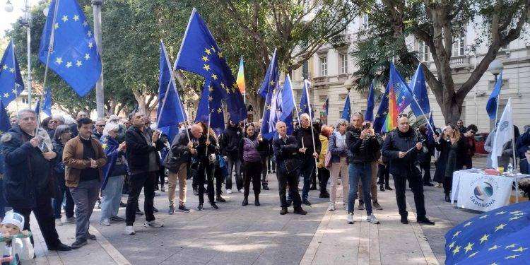 In 200 in piazza a Cagliari per l’Europa: flop la manifestazione lanciata da Michele Serra