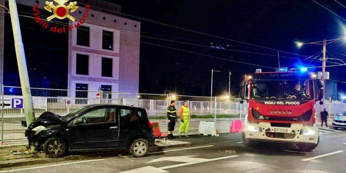 Cagliari, perde il controllo dell’auto e finisce sul palo