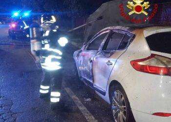 Auto in fiamme a Nuoro: intervento dei Vigili del Fuoco
