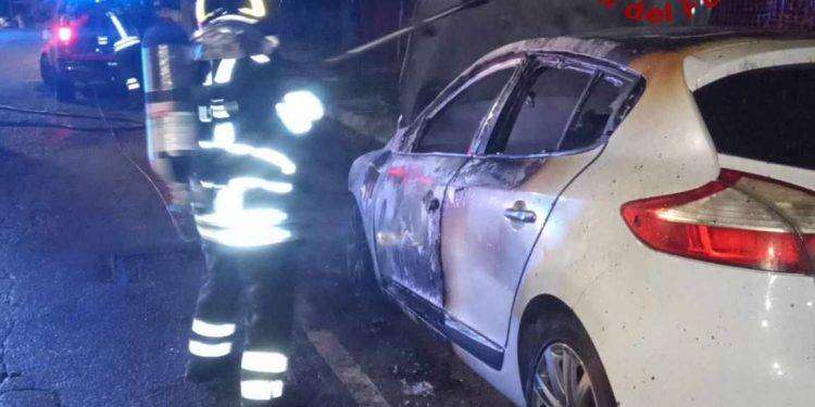 Auto in fiamme a Nuoro: intervento dei Vigili del Fuoco