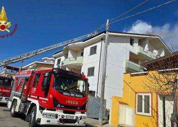 Nuoro, pannelli solari in fiamme sul tetto di una casa