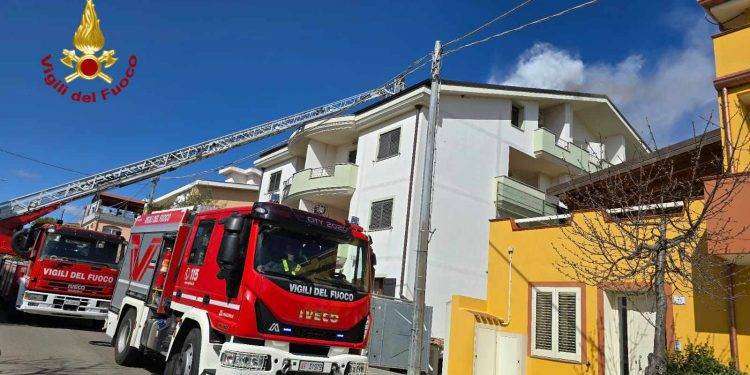 Nuoro, pannelli solari in fiamme sul tetto di una casa