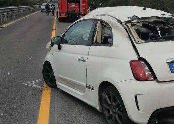 Auto contro il guardrail sulla 131 Dcn: due feriti