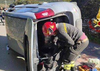 Alghero, con l’auto finisce contro il muretto e si ribalta: uomo estratto dalle lamiere