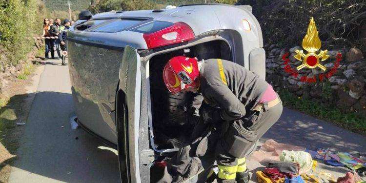 Alghero, con l’auto finisce contro il muretto e si ribalta: uomo estratto dalle lamiere