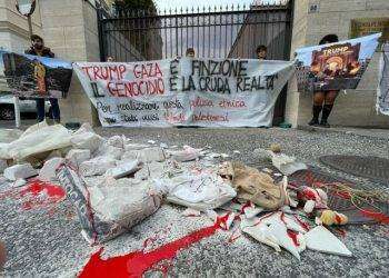 A Napoli attivisti davanti al consolato Usa con macerie e sangue