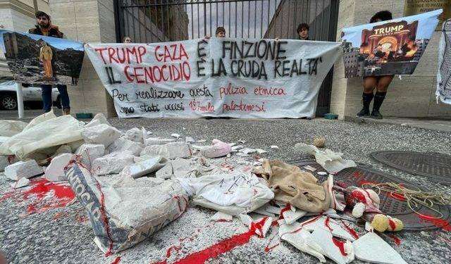 A Napoli attivisti davanti al consolato Usa con macerie e sangue