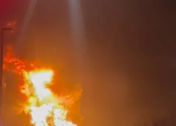 A fuoco una centralina vicino Heathrow, chiuso l’aeroporto