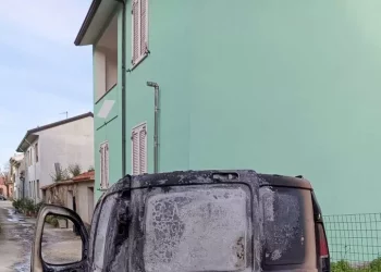 Attentato contro un operaio a Mores, incendiato il furgone