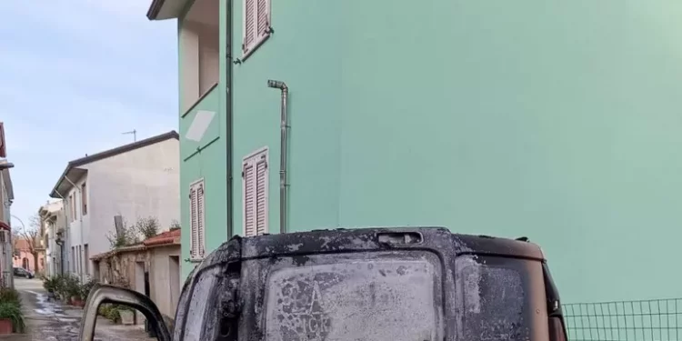 Attentato contro un operaio a Mores, incendiato il furgone