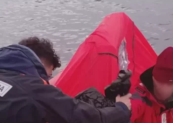 Catamarano affonda a Capo Comino, salvato un diportista