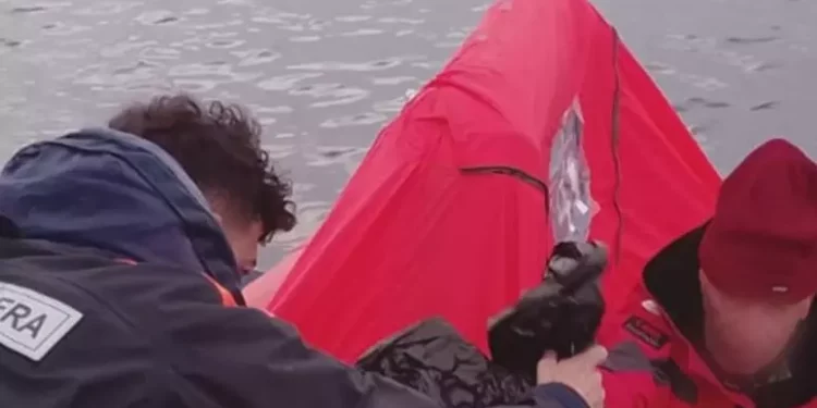 Catamarano affonda a Capo Comino, salvato un diportista