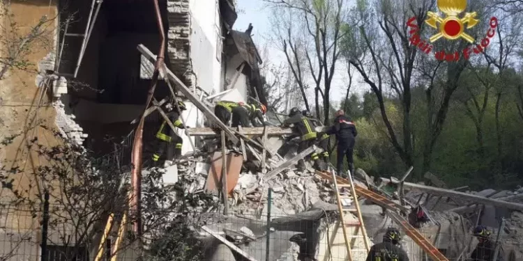 Crolla una palazzina di due piani a Roma, estratto vivo un uomo