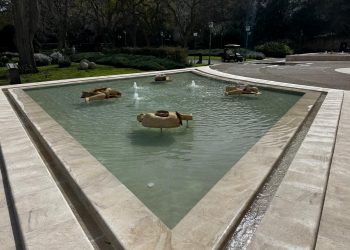 Cagliari, Giardini Pubblici: completato il restauro dei “Dormienti” di Mimmo Paladino