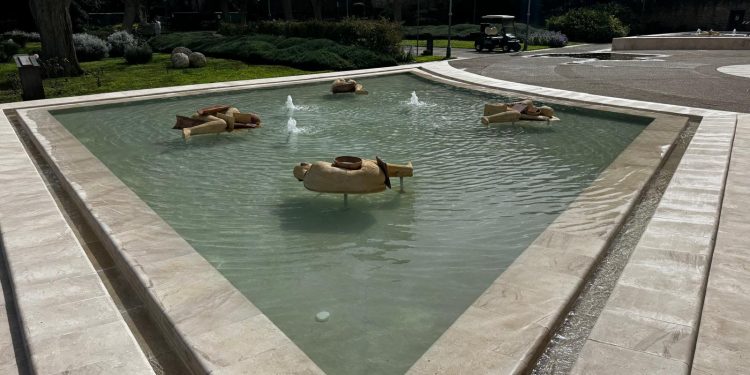 Cagliari, Giardini Pubblici: completato il restauro dei “Dormienti” di Mimmo Paladino