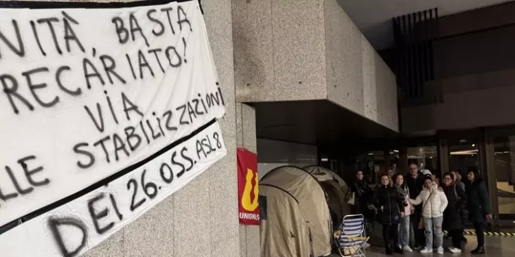 Oss in sciopero della fame, malore per operatore in presidio