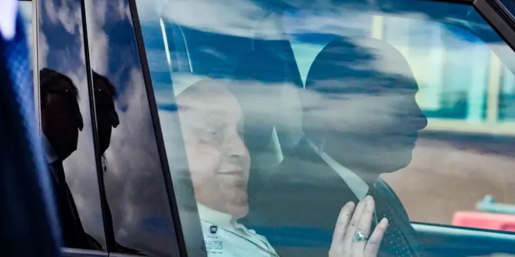 Il Papa lascia il Gemelli, torna in Vaticano. Saluta i fedeli dall’ospedale: ‘Grazie a tutti’