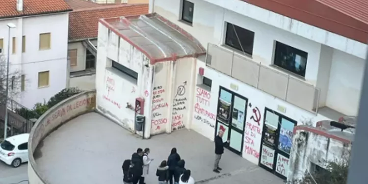 Scritte contro Meloni e Fdi in muri di un teatro del Sassarese