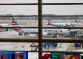Un aereo dell’American Airlines prende fuoco a Denver