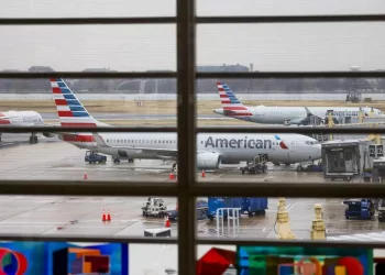 Un aereo dell’American Airlines prende fuoco a Denver