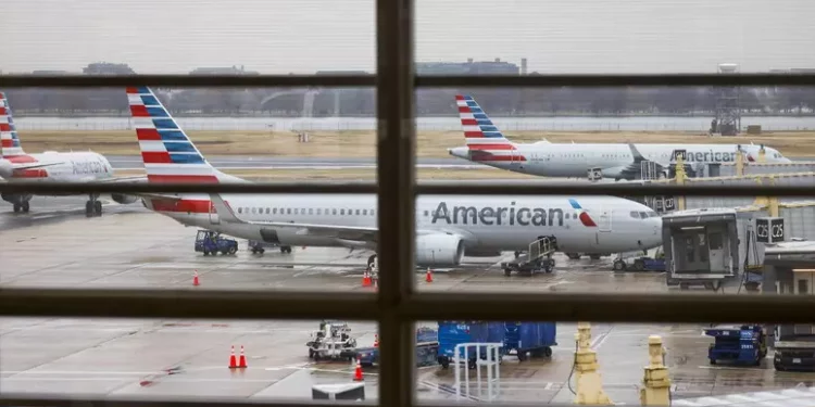 Un aereo dell’American Airlines prende fuoco a Denver