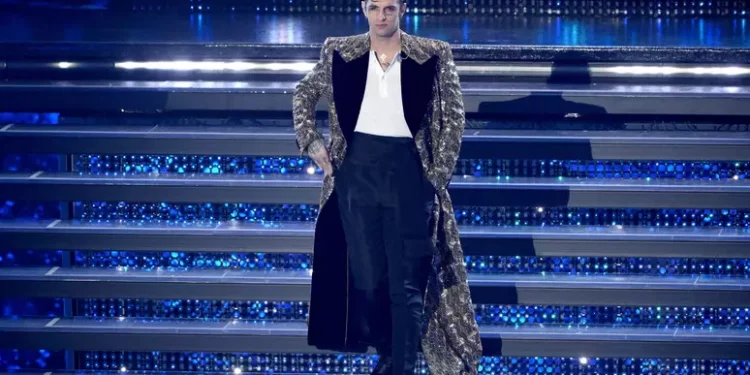 Achille Lauro annuncia a sorpresa nuovo album, Comuni Mortali