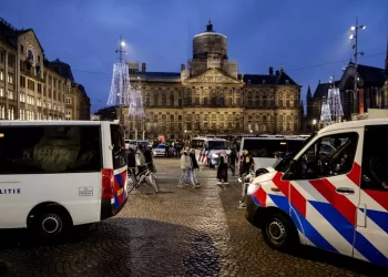 Paura ad Amsterdam: persone accoltellate in piazza