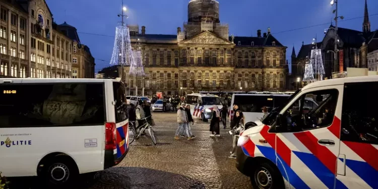 Paura ad Amsterdam: persone accoltellate in piazza