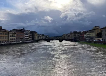 Pioggia in Toscana, Arno al primo livello di guardia a Firenze