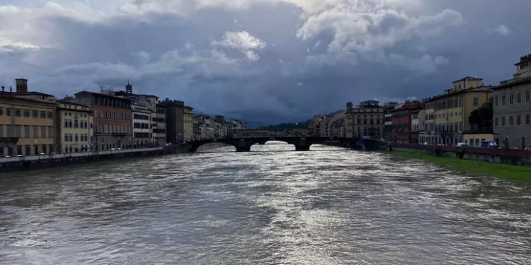 Pioggia in Toscana, Arno al primo livello di guardia a Firenze