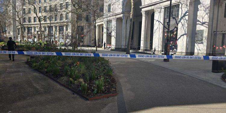 Terrore a Londra, furgone travolge le persone in centro