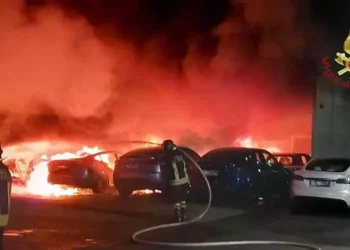 Rogo in concessionaria Tesla a Roma, tra ipotesi anche dolo