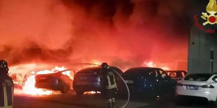 Rogo in concessionaria Tesla a Roma, tra ipotesi anche dolo