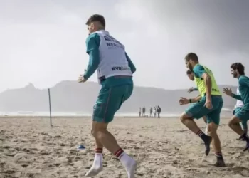 Calcio: per il Cagliari allenamento speciale in spiaggia
