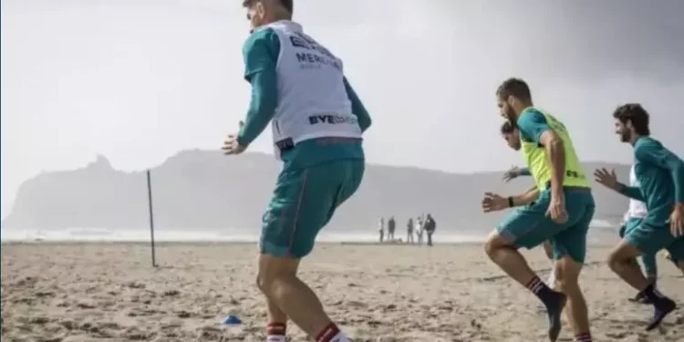 Calcio: per il Cagliari allenamento speciale in spiaggia