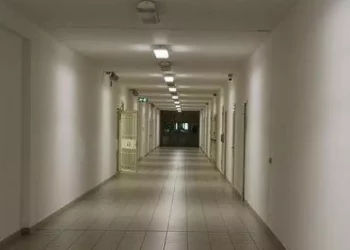 Tre agenti aggrediti da un detenuto in carcere a Cagliari