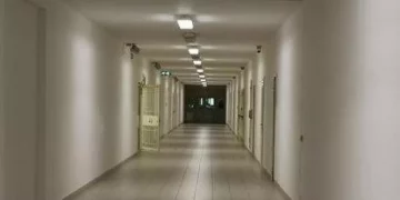 Tre agenti aggrediti da un detenuto in carcere a Cagliari