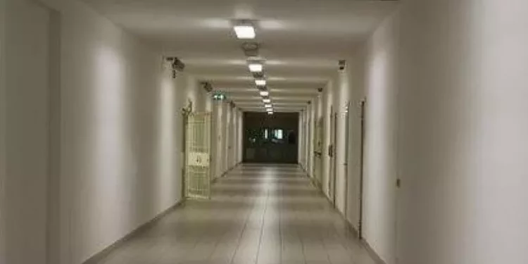 Tre agenti aggrediti da un detenuto in carcere a Cagliari