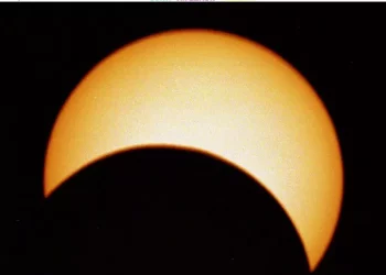 Arriva l’eclissi parziale di Sole, visibile anche dall’Italia