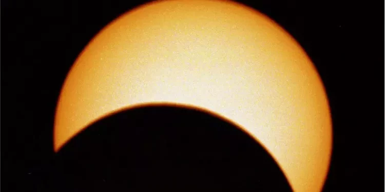 Arriva l’eclissi parziale di Sole, visibile anche dall’Italia