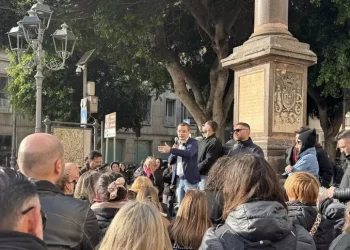 Cagliari, in tanti al presidio animalista in piazza blindata