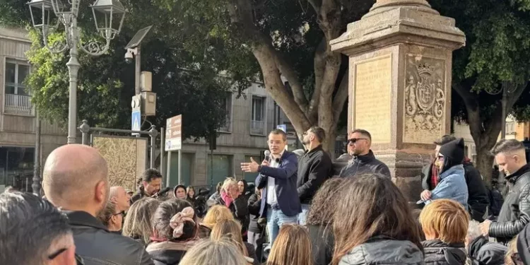 Cagliari, in tanti al presidio animalista in piazza blindata