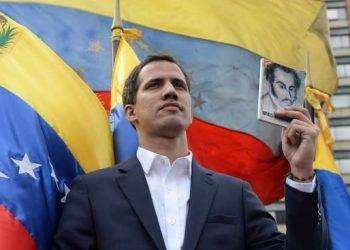 Venezuela, chiesto all’Interpol l’arresto per il leader dell’opposizione Guaidò: “rubati fondi USAID”