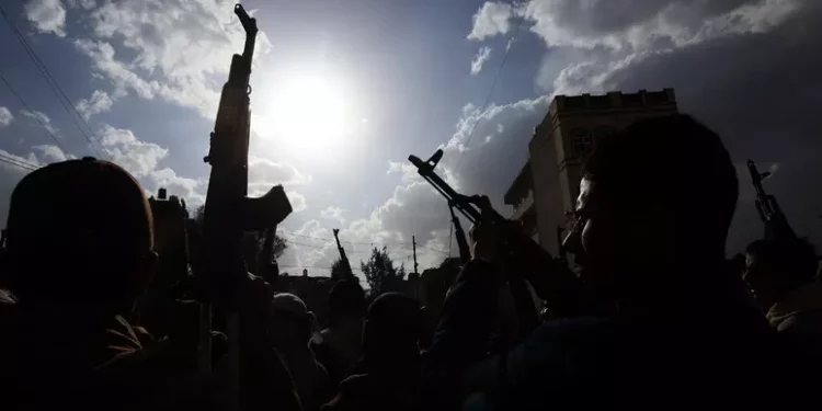 Houthi, presa di mira una portaerei Usa nel Mar Rosso