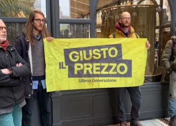 Ultima Generazione da Cracco, bottiglie di pomodoro in veranda