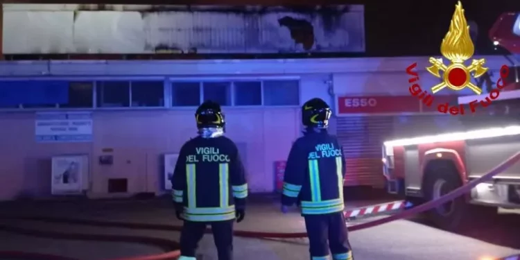 Incendio nella notte all’Ortomercato di Milano