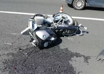 Auto falcia cinque moto sulla Gardesana, un ferito grave