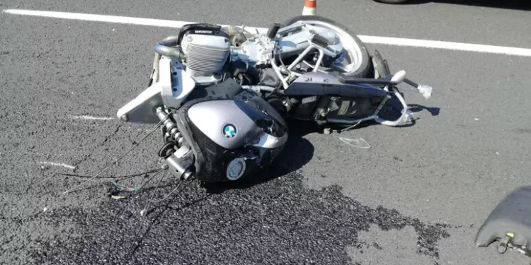 Auto falcia cinque moto sulla Gardesana, un ferito grave