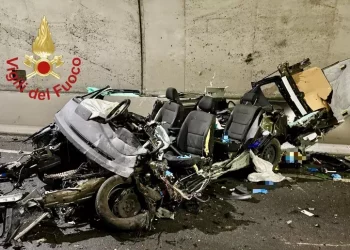 Incidente frontale nel Comasco, due morti e 5 feriti