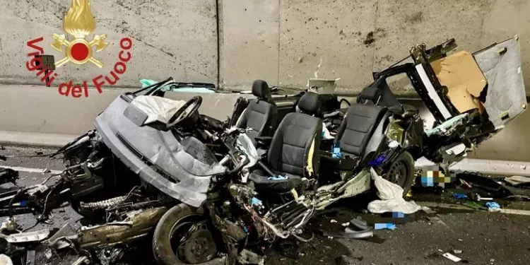 Incidente frontale nel Comasco, due morti e 5 feriti